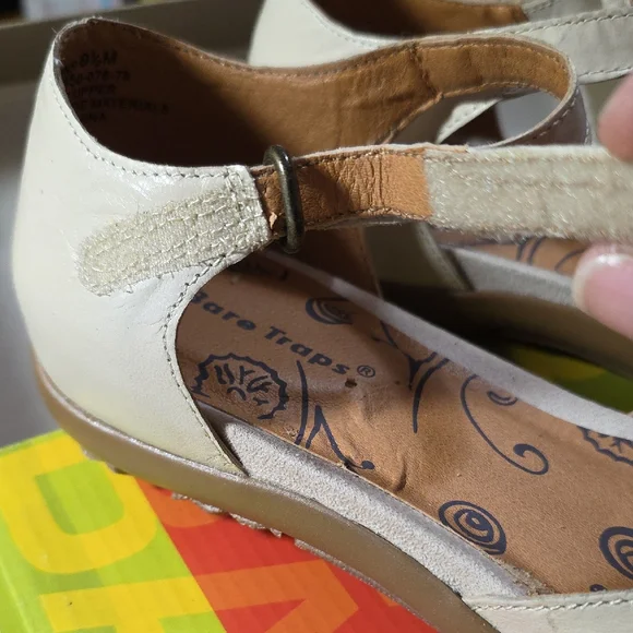 NIB Size 9.5 BareTraps Cream Cutout Sandals - Picture 5 of 8
